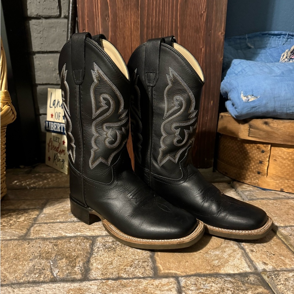 Youth size 2 boots.